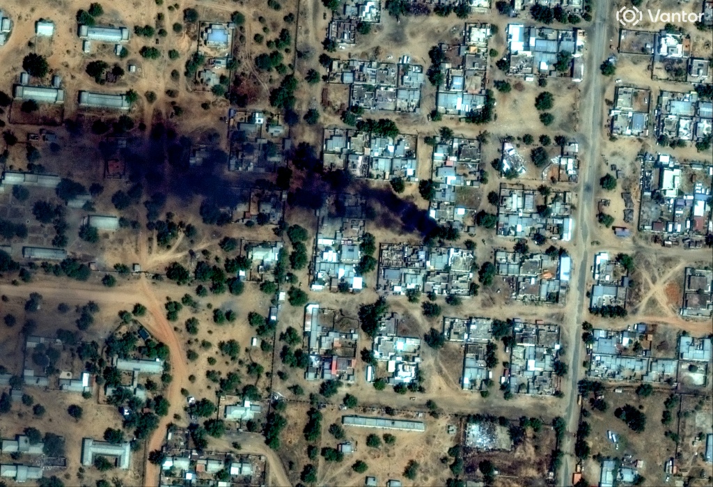 Photo satellite fournie par Vantor prise le 26 octobre 2025 et montrant des destructions à l'aéroport d'El-Facher. Image diffusée le 31 octobre 2025.