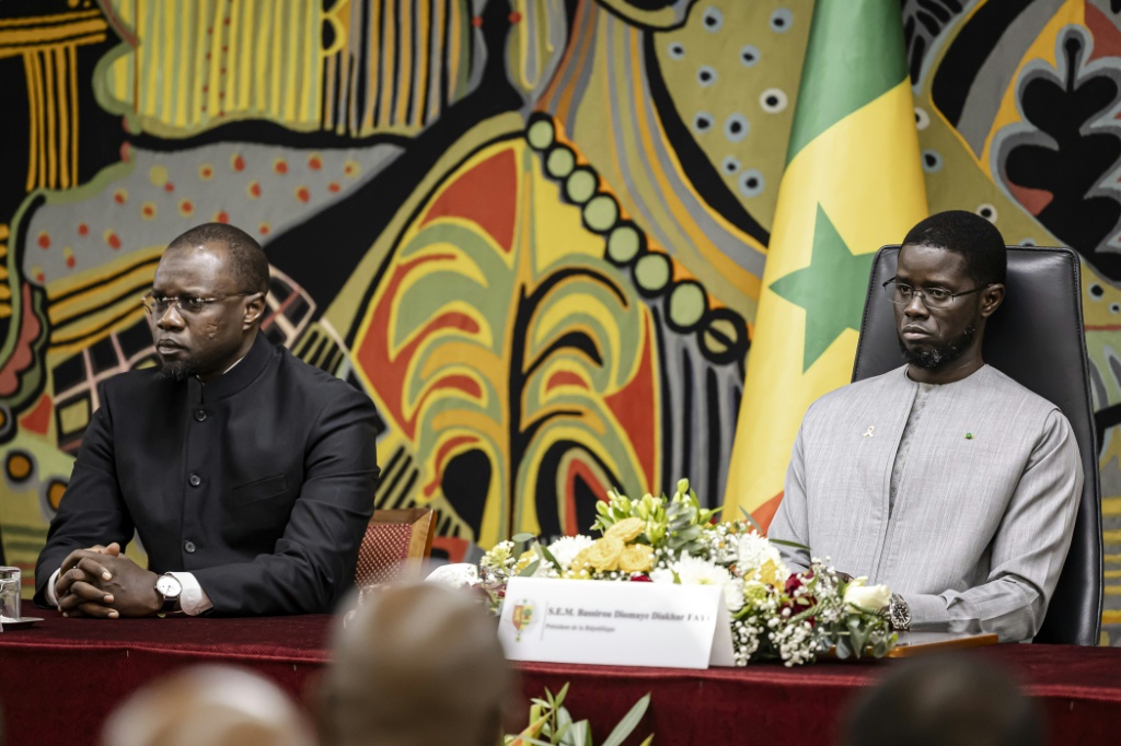 Le Président sénégalais Bassirou Diomaye Faye (d) et le Premier ministre Ousmane Sonko (g) au palais présidentiel de Dakar, le 16 octobre 2025.