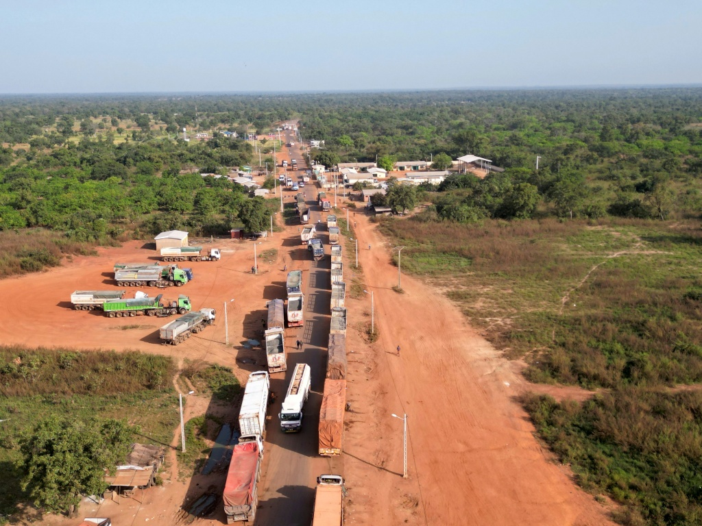 Vue aérienne de camions maliens attendant de franchir la frontière entre la Côte d'Ivoire et le Mali dans le village de Nigouni, près de Tengrela, le 31 octobre 2025.