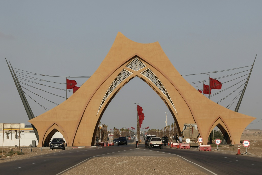 Une porte monumentale, inspirée de la tente traditionnelle sahraouie, à l'entrée de Laâyoune, principale ville du Sahara sous contrôle marocain, le 6 novembre 2025.
