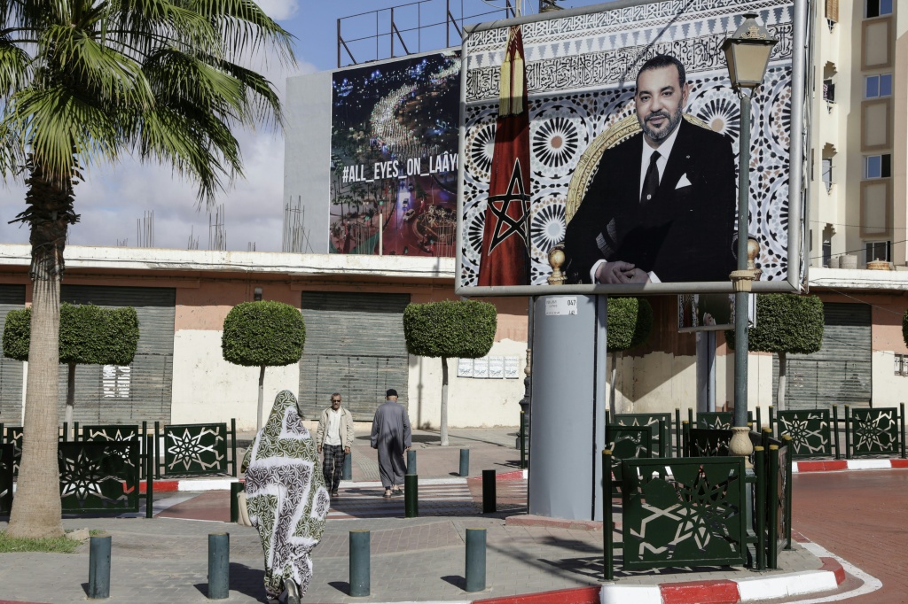 Un portrait du Roi du Maroc Mohammed VI dans une rue de Laâyoune, principale ville du Sahara sous contrôle marocain, le 7 novembre 2025.