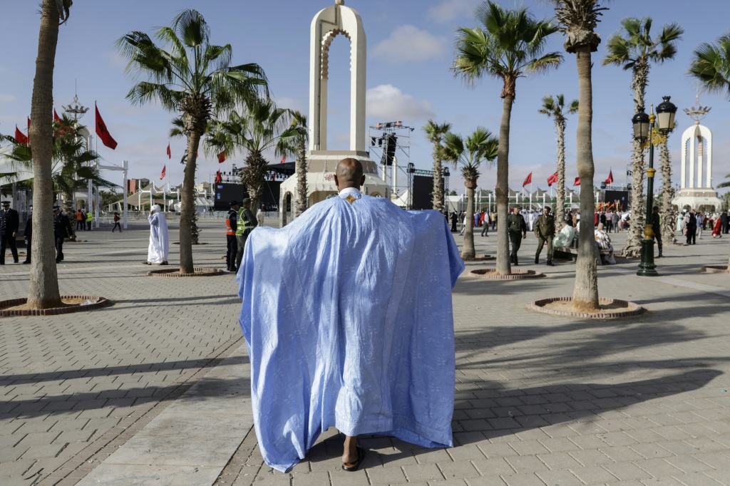 Un Marocain en tenue traditionnelle à Laâyoune, principale ville du Sahara sous contrôle marocain, le 6 novembre 2025.