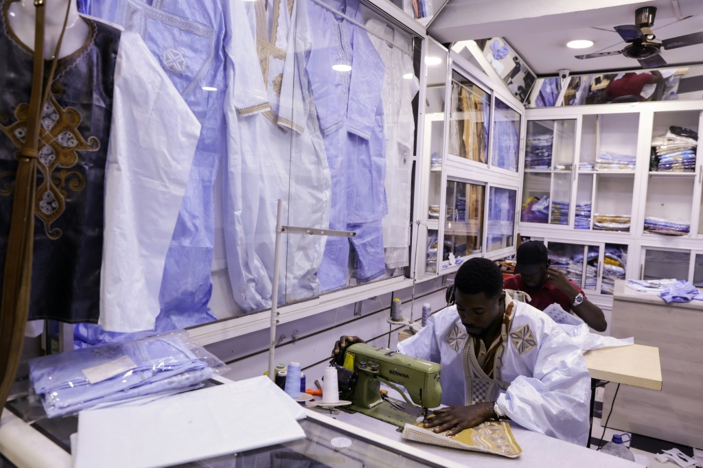 Des artisans confectionnent des darâa, vêtements traditionnels portés par les hommes du Sahara marocain, le 6 novembre 2025 à Laâyoune.