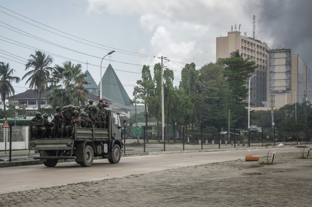 Des soldats tanzaniens patrouillent dans Dar es Salaam, le 29 octobre 2025, jour des élections.