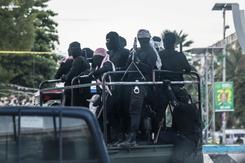 Des hommes armés masqués sans insigne visible circulent en camion à Stone Town, au lendemain du scrutin présidentiel contesté en Tanzanie le 30 octobre 2025.