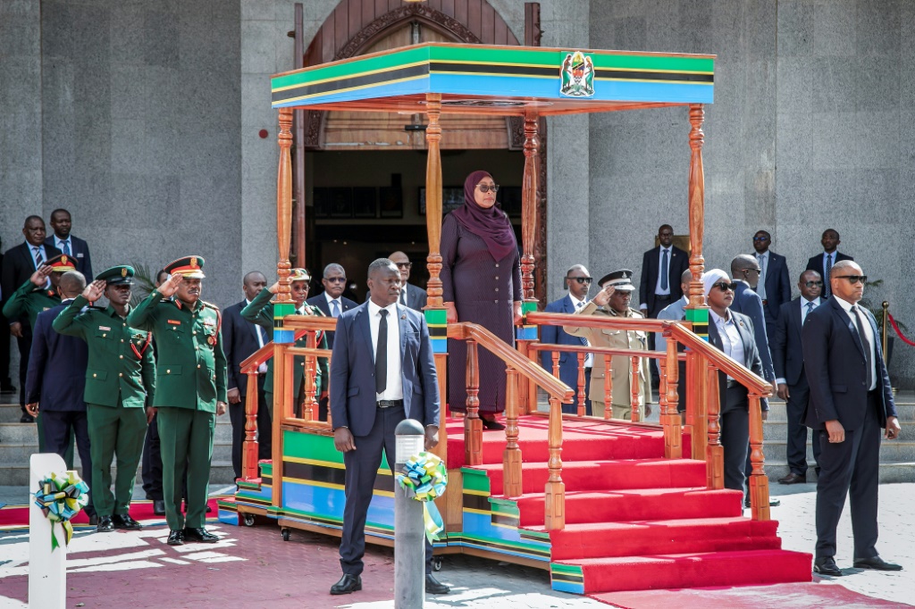 La Présidente tanzanienne, Samia Suluhu Hassan, se tient sur un podium recouvert d'un tapis rouge à son arrivée au Parlement à Dodoma, le 14 novembre 2025.
