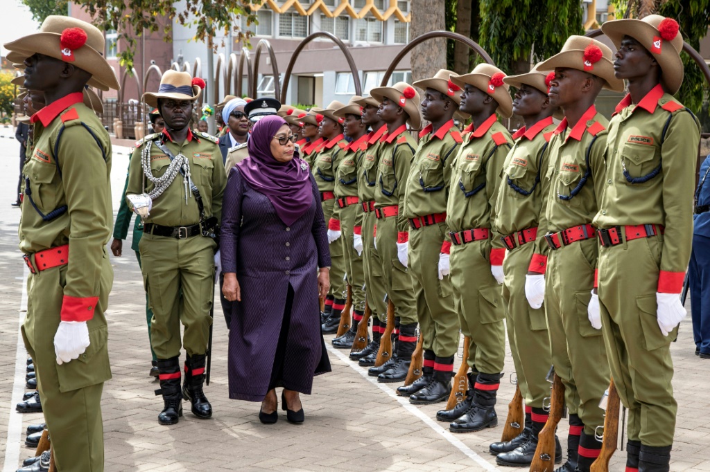 La Présidente tanzanienne, Samia Suluhu Hassan (2e à gauche), passe en revue une garde d'honneur lors de son arrivée au Parlement tanzanien à Dodoma le 14 novembre 2025.