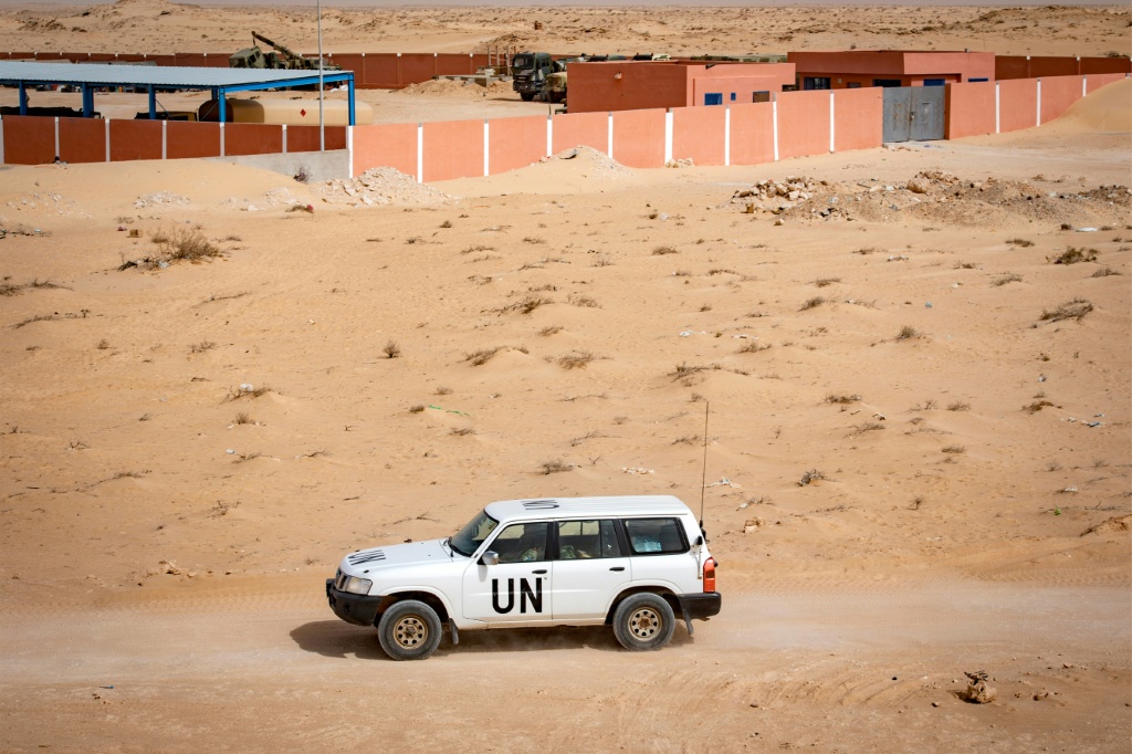 Un véhicule de la Mission de maintien de la paix de l'ONU au Sahara (Minurso) circule du côté marocain du point de passage frontalier entre le Maroc et la Mauritanie à Guerguerat, le 25 novembre 2020.