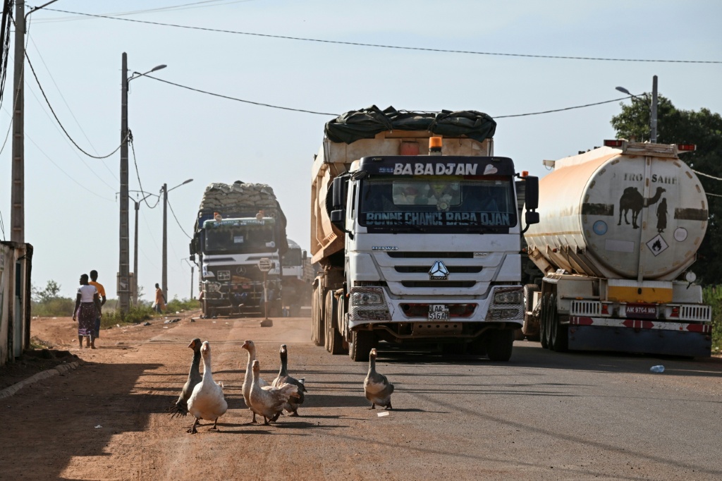 La route de Côte d'Ivoire à Nigoun près de Tengrela le 31 octobre 2025 où les chauffeurs transitent pour le Mali où ils livrent l'essence au péril de leur vie.