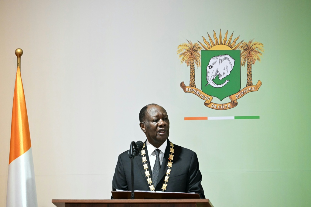 Le Président Alassane Ouattara lors de son investiture pour un quatrième mandat au Palais présidentiel d'Abidjan, le 8 décembre 2025 en Côte d'Ivoire.