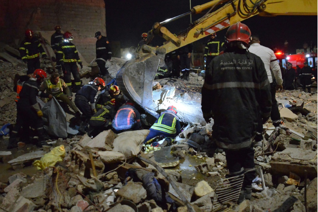 Des secouristes fouillent les décombres après l'effondrement de deux immeubles à Fès, au Maroc, pendant la nuit du 9 au 10 décembre 2025.