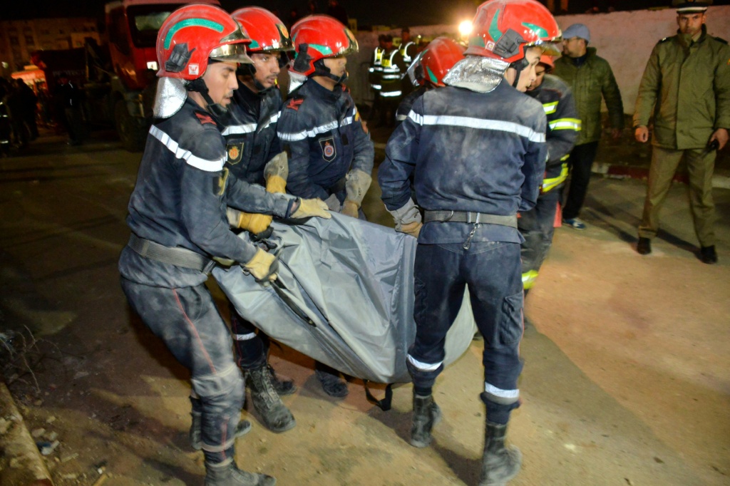 Des secouristes sortent un corps des décombres après l'effondrement de deux immeubles à Fès, au Maroc, dans la nuit du 9 au 10 décembre 2025.