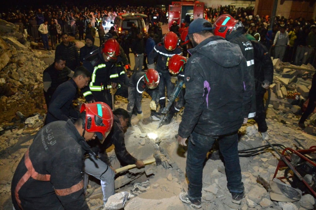 Des secouristes fouillent les décombres de deux immeubles qui se sont effondrés à Fès, au Maroc, dans la nuit du 9 au 10 décembre 2025.