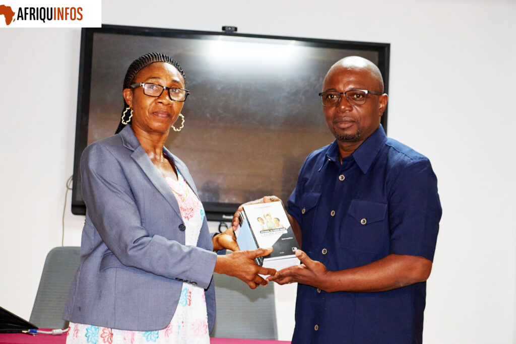 La Coordination nationale de la ‘Fondation Pierre Fabre’ au Togo a organisé tout au long de la journée du 03 décembre 2025, à Kpalimé (environ 120km, sud-ouest de Lomé) un atelier de sensibilisation sur l’albinisme autour du roman «FOYOVO, le frère noir à la peau blanche». G. Samboe (d), responsable Togo de cette Fondation.