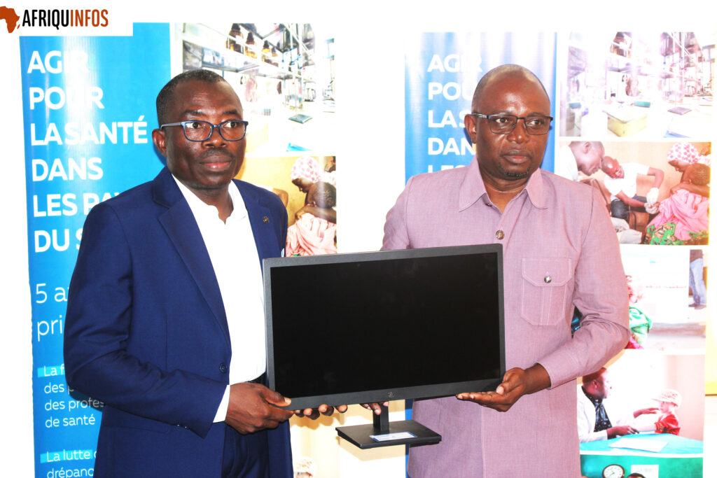 Au Togo, le CNRSD (Centre National de Recherche et de Soins aux Drépanocytaires) de Lomé a reçu ce mardi, 16 décembre 2025, un important lot d’équipements biomédicaux et informatiques de la Fondation Pierre Fabre. Dr Magnang et K. Samboe (d) sur cette photo.