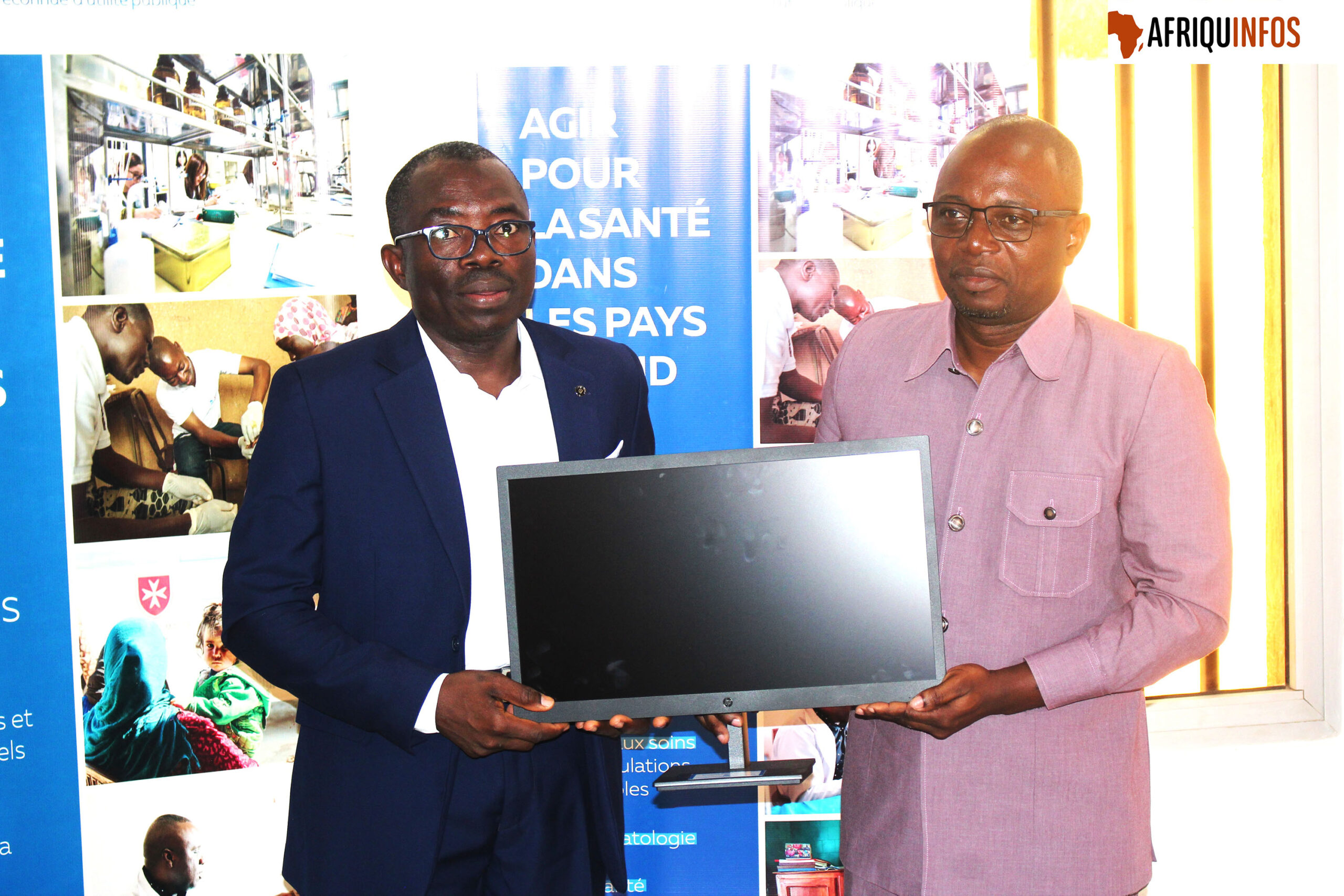 Au Togo, le CNRSD (Centre National de Recherche et de Soins aux Drépanocytaires) de Lomé a reçu ce mardi, 16 décembre 2025, un important lot d’équipements biomédicaux et informatiques de la Fondation Pierre Fabre. Dr Magnang et K. Samboe (d) sur cette photo.