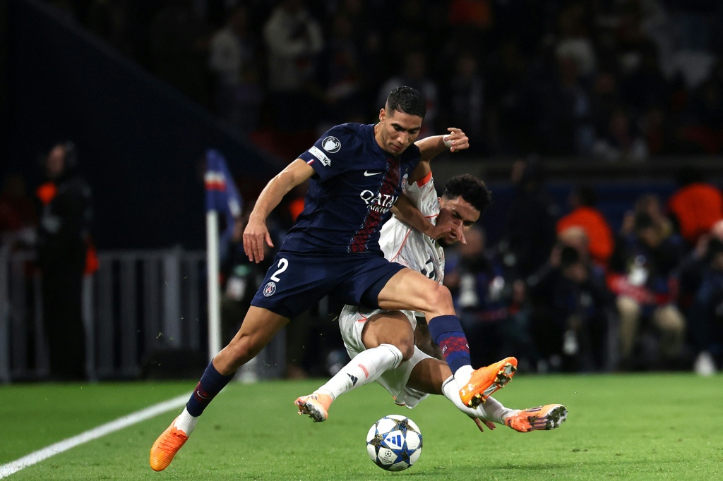 L'attaquant du Bayern Munich Luis Diaz (à gauche) tacle le latéral droit du Paris SG Achraf Hakimi en match de Ligue des Champions à Paris le 4 novembre 2025.