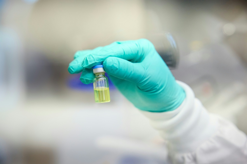 Photo diffusée le 19 septembre 2025 par Unitaid/Gilead Sciences Inc. montrant la version générique du nouveau traitement préventif du VIH, le lénacapavir injectable.