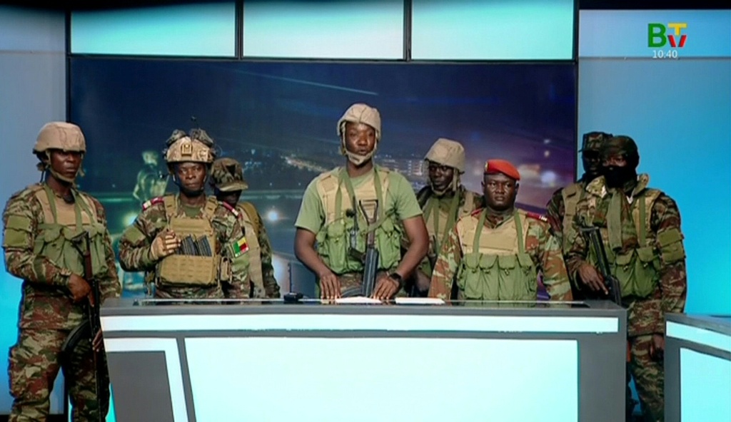 Capture d'image diffusée par 'Bénin TV', le 7 décembre 2025, montrant des militaires apparaissant à la Télévision d'État à Cotonou, après une tentative de coup d'État présumée au Bénin.