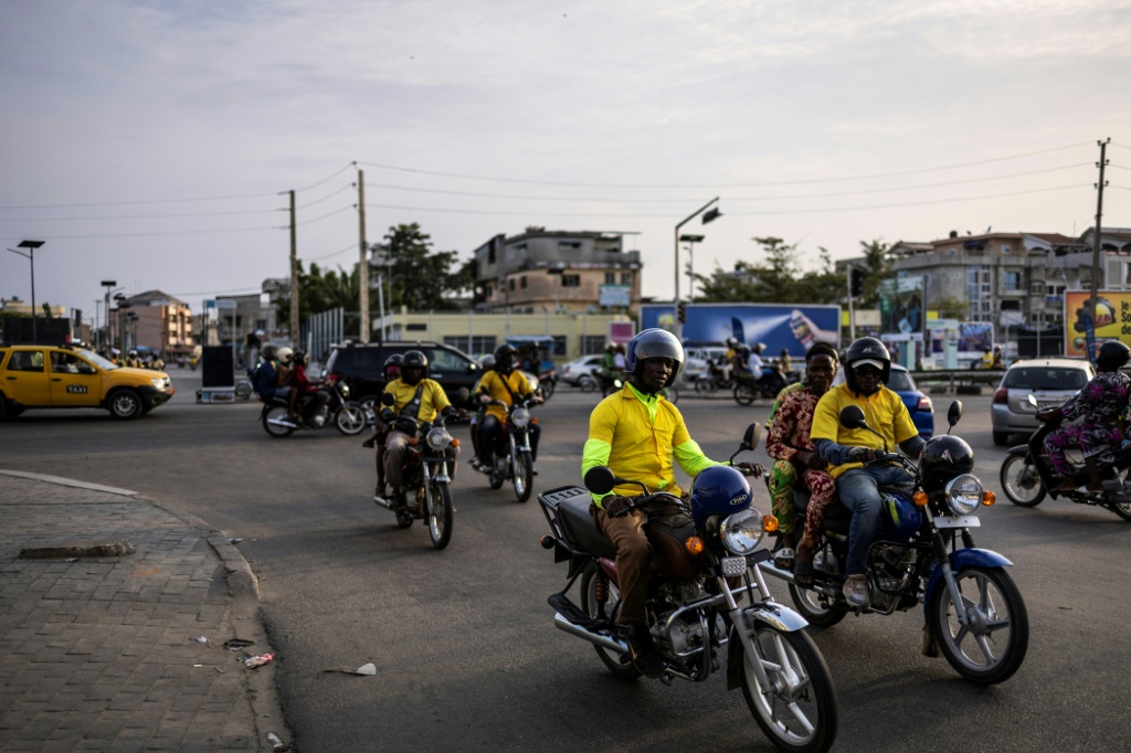 Des motos taxis dans une rue de Cotonou après que des militaires ont annoncé à la Télévision publique avoir "démis de ses fonctions" le Président Patrice Talon, le 7 décembre 2025 au Bénin.