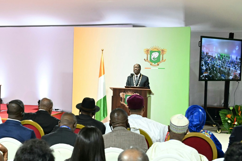 Le Président ivoirien Alassane Ouattara fait un discours après avoir prêté serment pour un quatrième mandat, au Palais présidentiel à Abidjan (Côte d'Ivoire), le 8 décembre 2025.