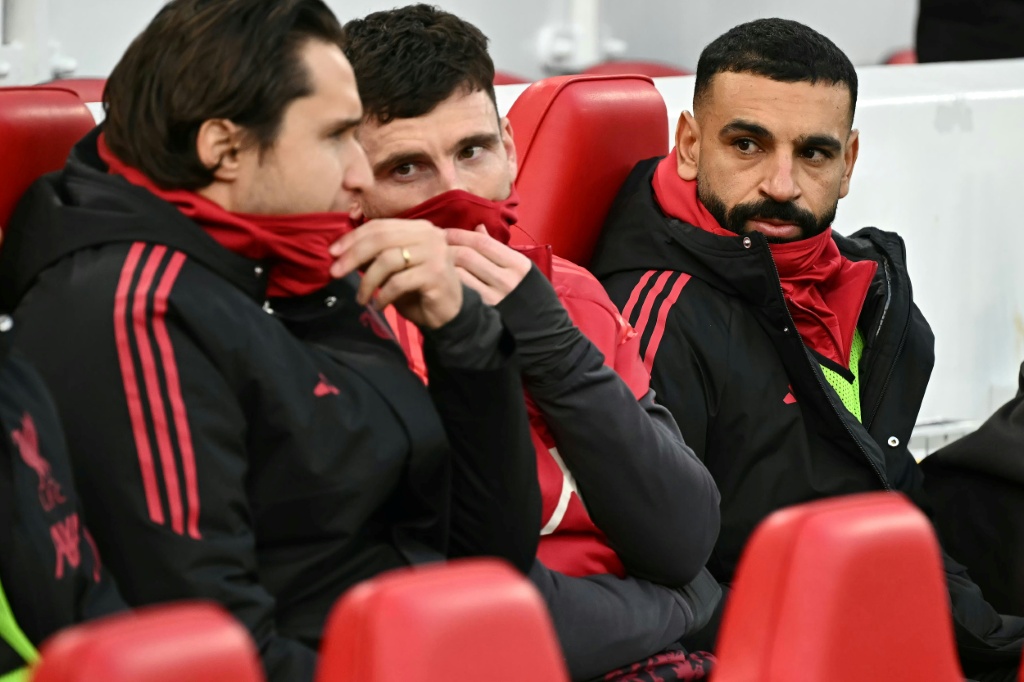 L'attaquant de Liverpool Mohamed Salah (à gauche) sur le banc des remplaçants lors d'un match de Championnat d'Angleterre contre Brighton à Andfield le 13 décembre 2025.