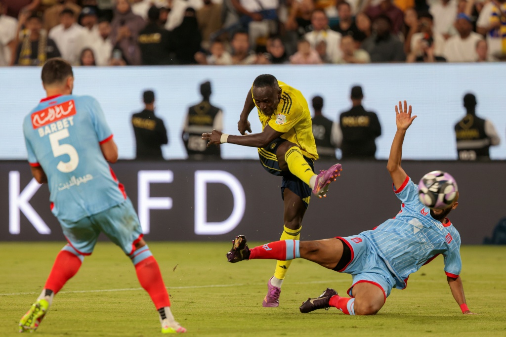 L'attaquant sénégalais d'Al Nassr Sadio Mané (au centre) durant un match du Championnat d'Arabie saoudite contre Al-Ryad SC, à Ryad le 20 septembre 2025.
