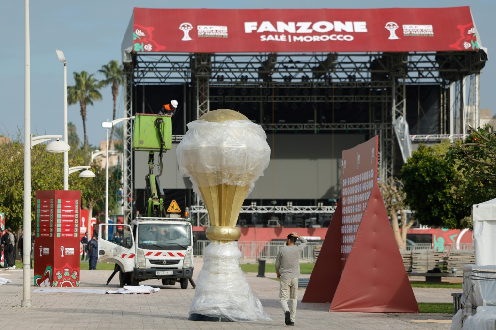 Les employés mettent la touche finale à la fanzone, qui accueillera des supporters à Salé, le 20 décembre 2025, à la veille du coup d'envoi de la CAN.