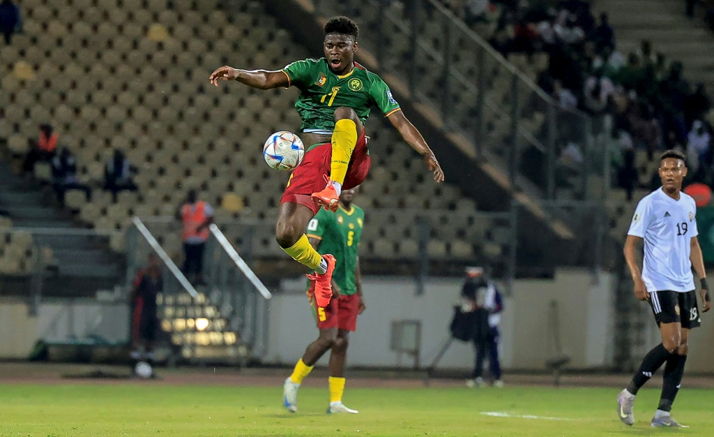 Le milieu de terrain du Cameroun Carlos Baleba lors d'un match de qualifications à pour la Coupe du monde 2026 contre la Libye, le 25 mars 2025 à Yaoundé.