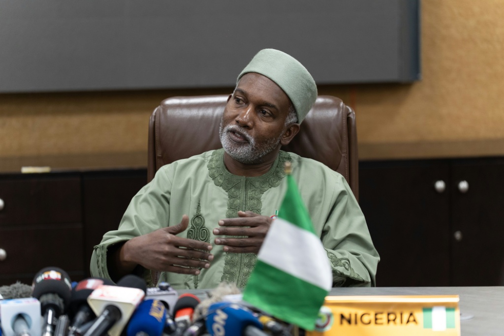 Le ministre nigérian des Affaires étrangères, Yusuf Tuggar, lors d'une conférence de presse conjointe avec le ministre béninois des Affaires étrangères, Olushegun Adjadi Bakari (absent), à la Commission de la Communauté économique des États de l'Afrique de l'Ouest (CEDEAO) à Abuja, le 12 décembre 2025.