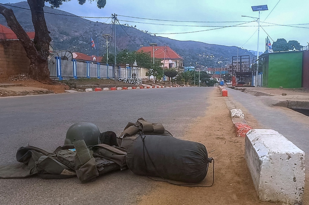 Un gilet pare-balles portant un écusson avec le drapeau de la République démocratique du Congo (RDC) et un casque abandonnés dans une rue d'Uvira le 11 décembre 2025.
