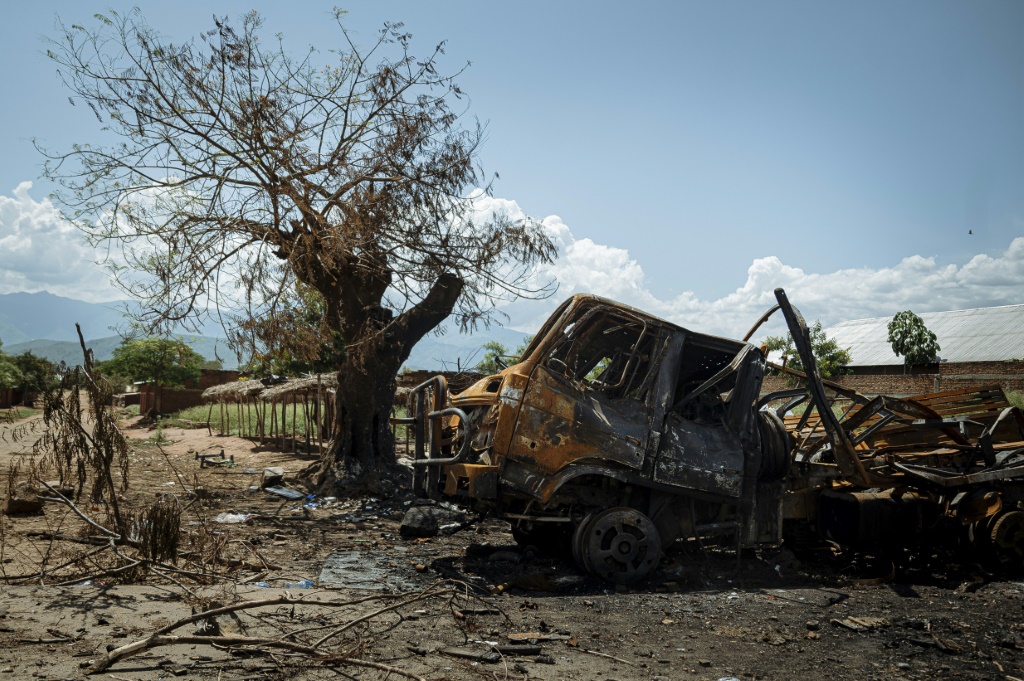 Un véhicule militaire calciné appartenant aux Forces armées de la République démocratique du Congo (FARDC) abandonné sur le bord de la route à Luvungi, le 13 décembre 2025.