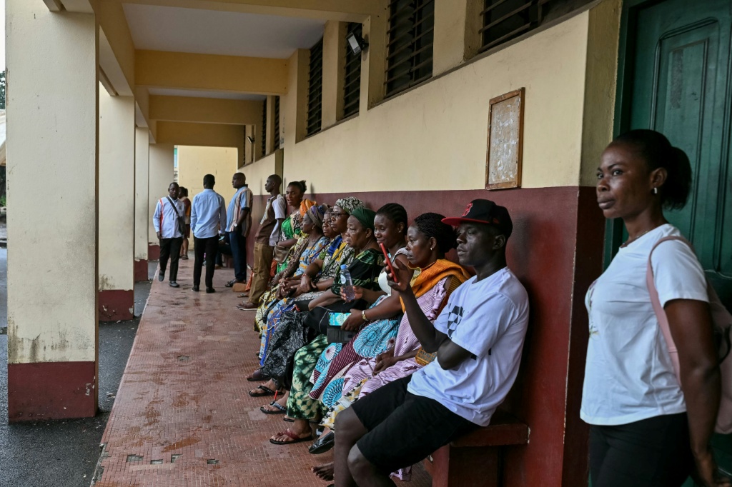 Des électeurs attendent de voter pour les élections législatives en Côte-d'Ivoire, deux mois après une présidentielle très largement remportée par Alassane Ouattara, le 27 décembre 2025 à Abidjan.