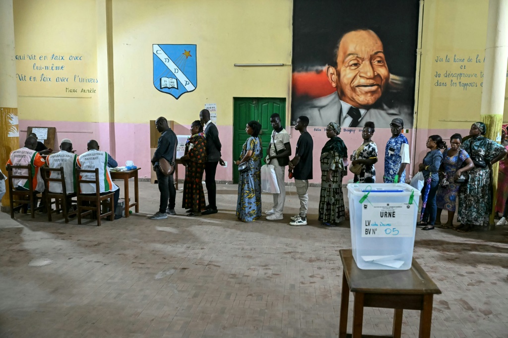 Des électeurs ivoiriens votent pour les élections législatives, deux mois après une présidentielle très largement remportée par Alassane Ouattara, le 27 décembre 2025 à Abidjan.