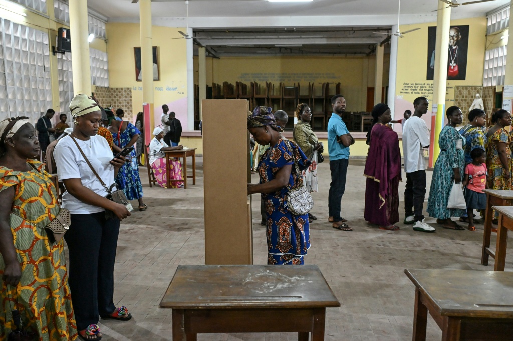 Des électeurs ivoiriens votent pour les élections législatives, deux mois après une présidentielle très largement remportée par Alassane Ouattara, le 27 décembre 2025 à Abidjan.