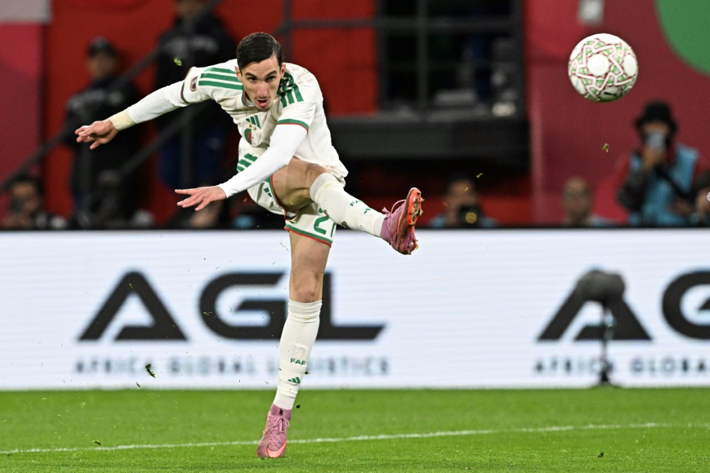 Adil Boulbina inscrit le but de la qualification pour l'Algérie face à la RD Congo, en huitième de finale de la CAN, le 6 janvier 2026 à Rabat.