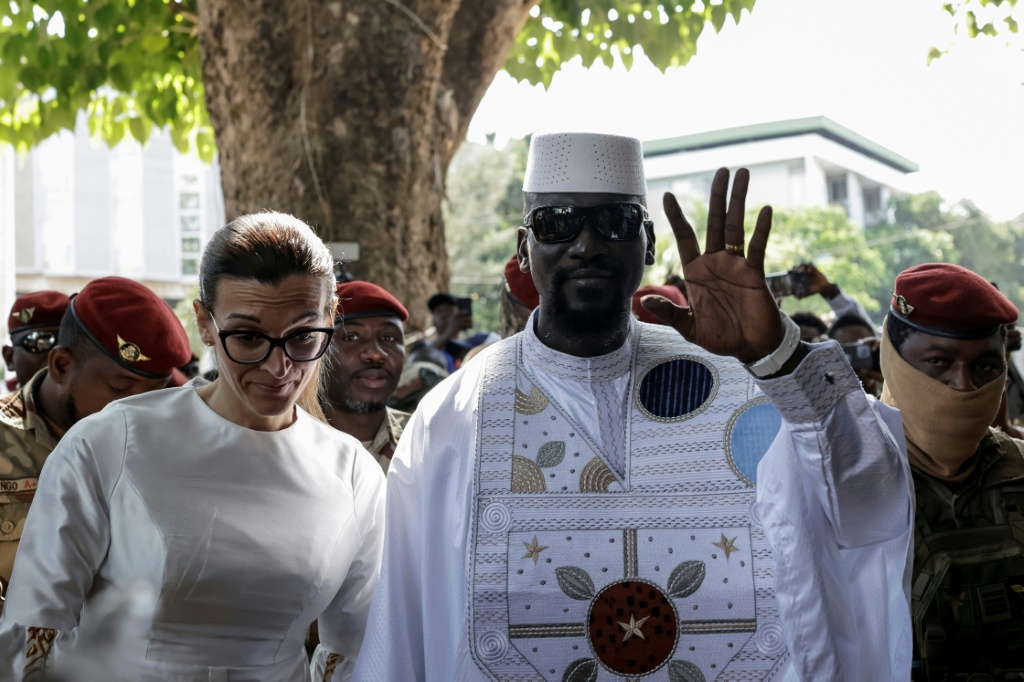 Mamadi Doumbouya et son épouse Lauriane Doumbouya arrivent dans un bureau de vote à Conakry le 28 décembre 2025, lors de l’élection présidentielle.