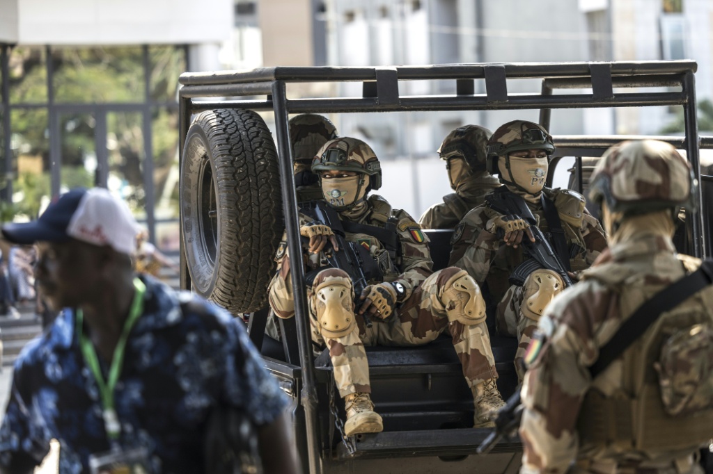 Des membres de l’unité des Forces spéciales de Guinée se déploient avant l’arrivée du candidat à la présidentielle Mamadi Doumbouya dans un bureau de vote à Conakry, le 28 décembre 2025.