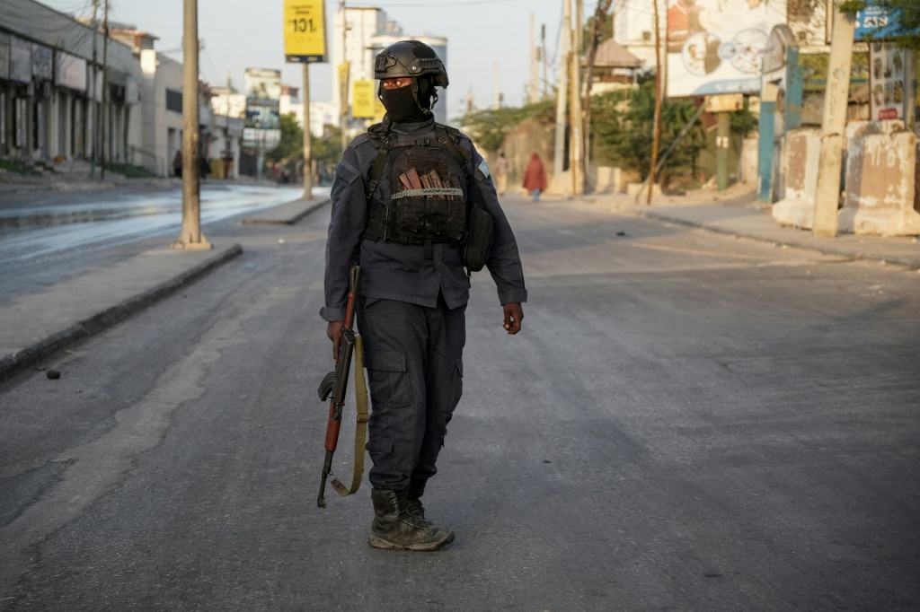 Un membre des Forces de sécurité somaliennes patrouille dans la capitale, Mogadiscio, lors d'élections locales, le 25 décembre 2025.