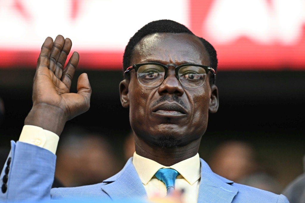 Le supporter de la République démocratique du Congo, Michel Kuka Mboladinga, a fait sensation à la CAN en assistant aux matchs de sa sélection, immobile, en hommage au héros de l'indépendance Patrice Lumumba. Ici, lors d'un match contre l'Algérie, le 6 janvier 2026, à Rabat.