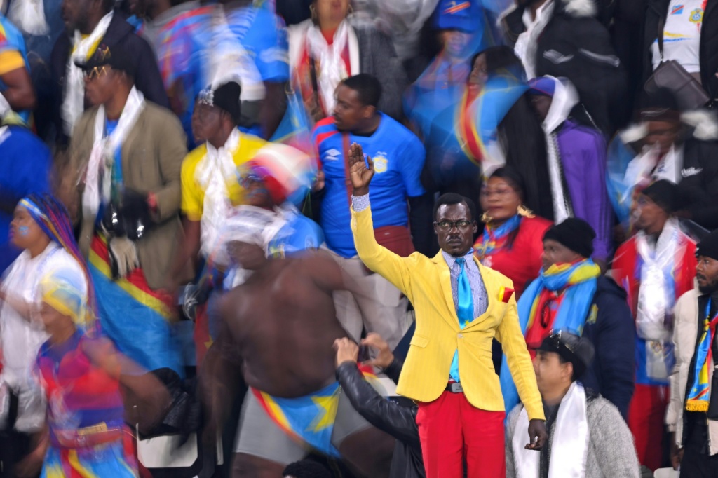Le supporter de la République démocratique du Congo, Michel Kuka Mboladinga, a fait sensation à la CAN en assistant aux matchs de sa sélection, immobile, en hommage au héros de l'indépendance Patrice Lumumba. Ici, lors d'un match contre le Botswana, le 30 décembre 2025, à Rabat.