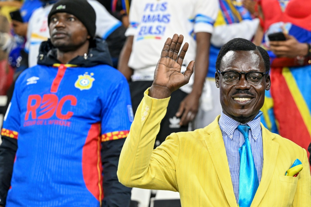Le supporter de la République démocratique du Congo, Michel Kuka Mboladinga, a fait sensation à la CAN en assistant aux matchs de sa sélection, immobile, en hommage au héros de l'indépendance Patrice E. Lumumba. Ici, lors d'un match contre le Botswana, le 30 décembre 2025, à Rabat.