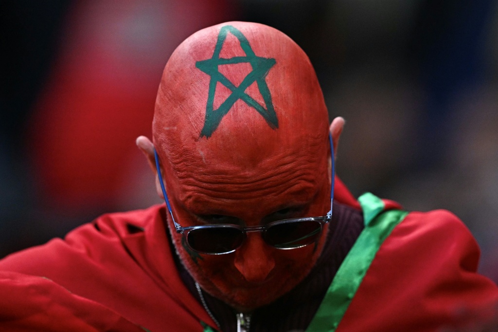 Un supporter du Maroc, dont la tête est maquillée aux couleurs du drapeau marocain, dans le tribunes du 8e de finale de la CAN remporté par le Maroc contre la Tanzanie, le dimanche 4 janvier 2026, à Rabat.