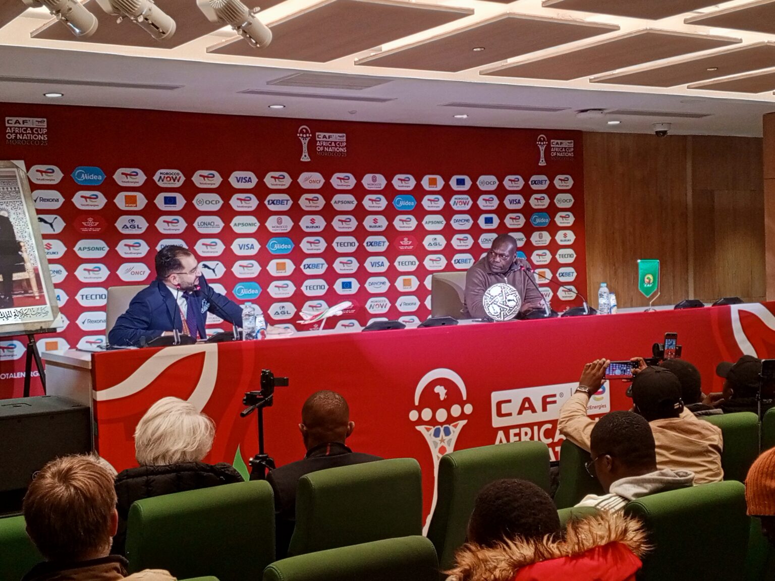 Le coach David Pagou (d) en conférence de presse d'après-match contre l'Afrique du Sud ce 04 janvier (photo, Afriquinfos)