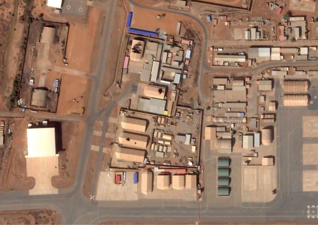 Photo satellite fournie par 2026 Planet Labs PBC le 29 janvier 2026, montrant l'aéroport de Niamey, au Niger, où des dégâts sont visibles sur les toits de hangars.