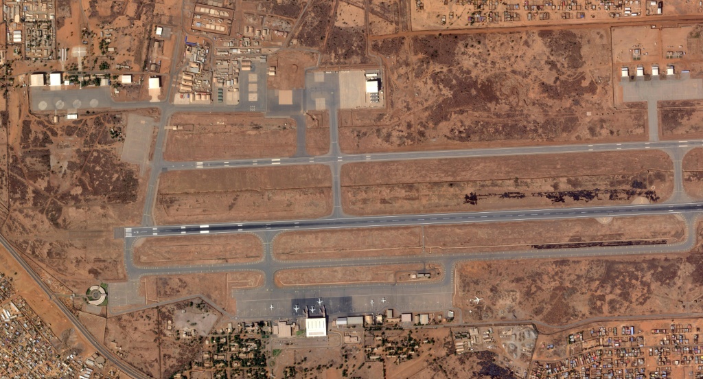 Photo satellite fournie par 2026 Planet Labs PBC le 29 janvier 2026, montrant l'aéroport de Niamey, au Niger, où des dégâts sont visibles sur les toits de hangars.