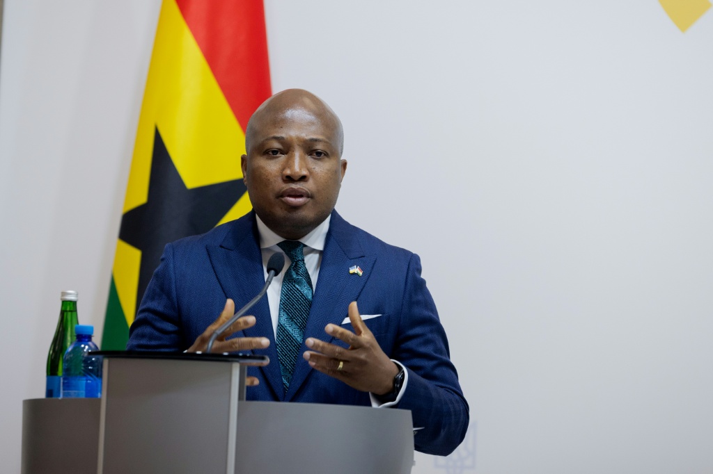 Le ministre ghanéen des Affaires étrangères, Samuel Okudzeto Ablakwa, lors d'une conférence de presse à Kiev, le 25 février 2026 en Ukraine.