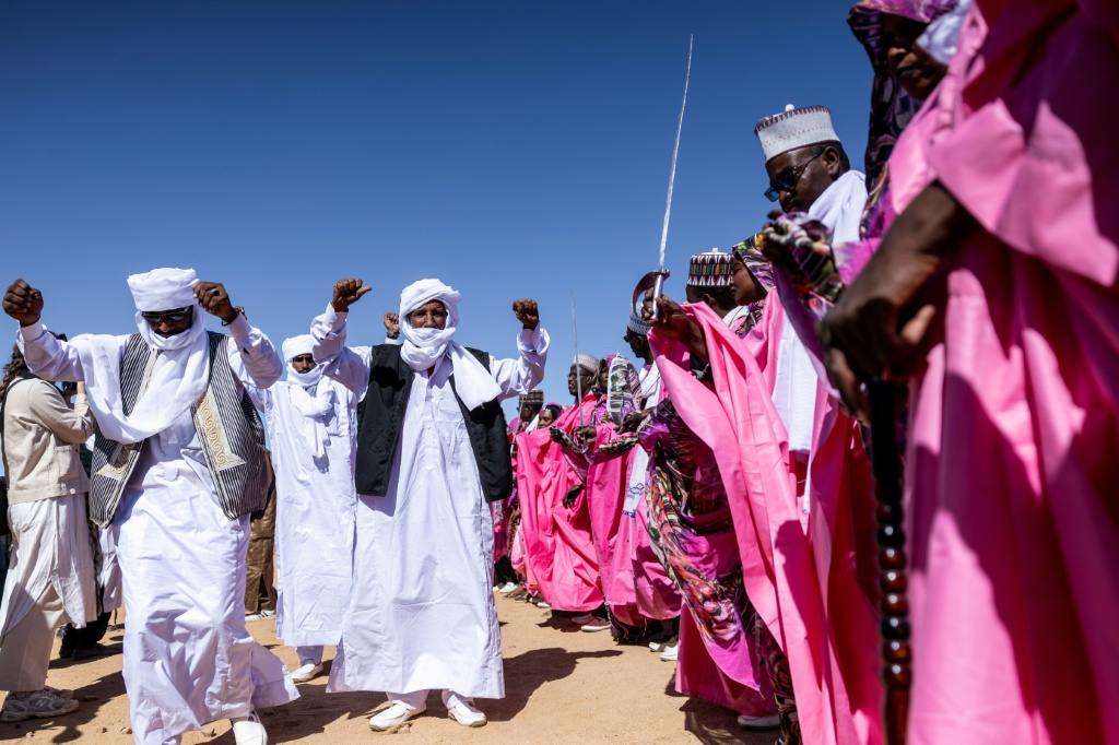 Des danseurs tchadiens lors du Festival international des cultures sahariennes d'Amdjarass (Tchad) le 7 février 2026.