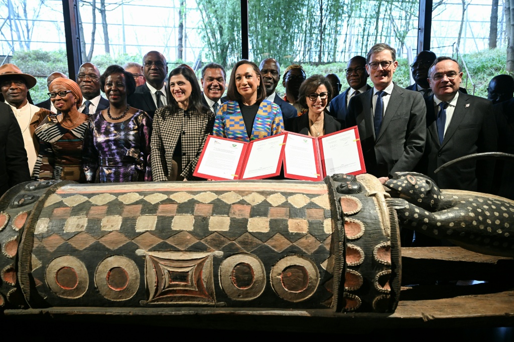 La ministre de la Culture ivoirienne Françoise Remarck (c) et son homologue française Rachida Dati, lors de la cérémonie de restitution du tambour parleur par la France à la Côte d'Ivoire, le 20 février 2026 au Musée du quai Branly Jacques Chirac à Paris.