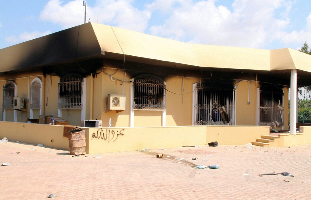 Un bâtiment incendié dans l'enceinte de l'ambassade américaine, après une attaque nocturne à Benghazi, le 12 septembre 2012 en Libye.